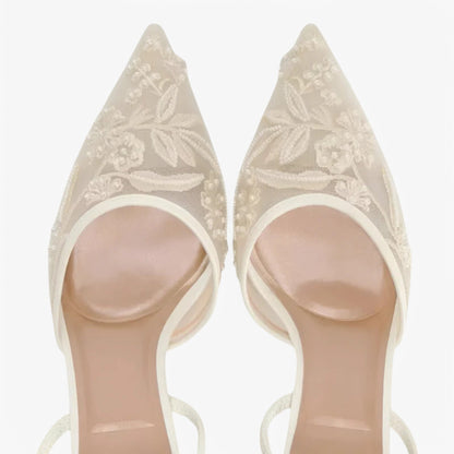 "Elegante damemesh-hæle med blomsterbroderi og spidse tå, perfekte til sommerarrangementer og stilfulde anledninger."