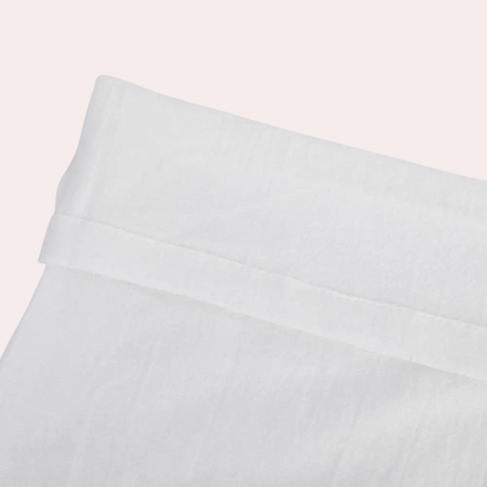 "Elegante forårsbukser til kvinder med høj talje, lige ben, elastisk linning og praktiske lommer, set forfra."