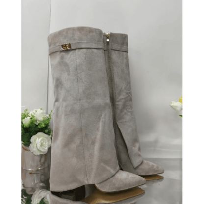 "Elegante høje ruskindsstøvler til kvinder med spidse tå og højt skaft, lavet af blødt ruskind for luksuriøst udseende."