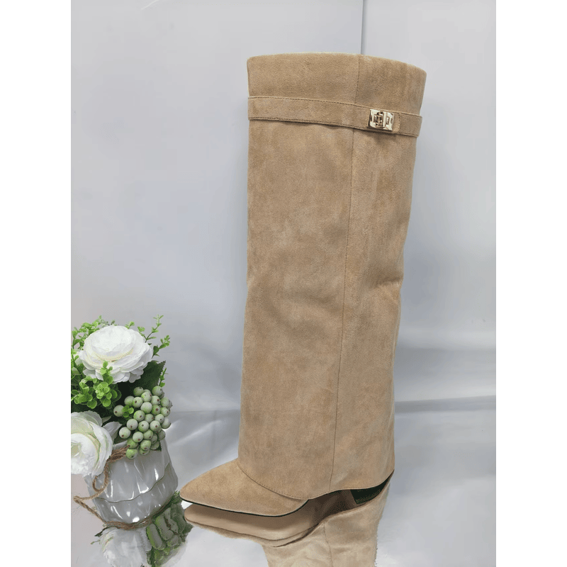 "Elegante høje ruskindsstøvler til kvinder med spidse tå og højt skaft, lavet af blødt ruskind for luksuriøst udseende."