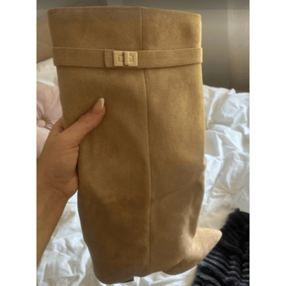 "Elegante høje ruskindsstøvler til kvinder med spidse tå og højt skaft, lavet af blødt ruskind for luksuriøst udseende."