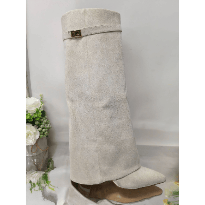 "Elegante høje ruskindsstøvler til kvinder med spidse tå og højt skaft, lavet af blødt ruskind for luksuriøst udseende."