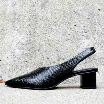 "Elegante kvindepumps med croco-mønster, ergonomisk design og mellemhæle i sort for stil og komfort hver dag."