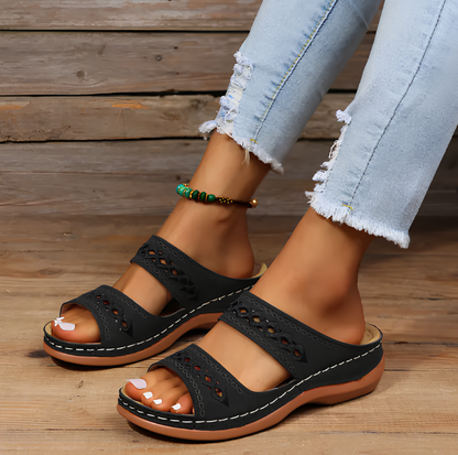 "Elegante ortopædiske damesandaler, brun rem, ergonomisk design med åndbare materialer til komfort og stil i sommeren."