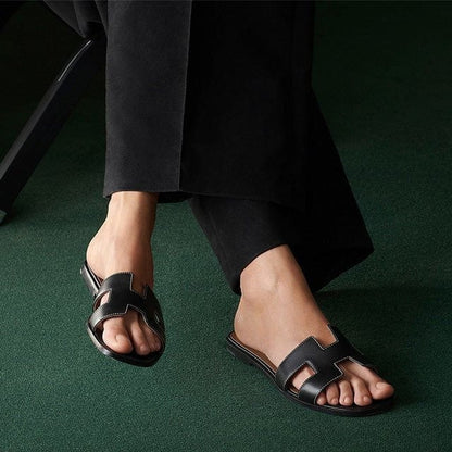 "Elegante Stilla sandaler til kvinder, flad rem, læderoverdel, komfortabel og alsidig til både casual og formelle looks."