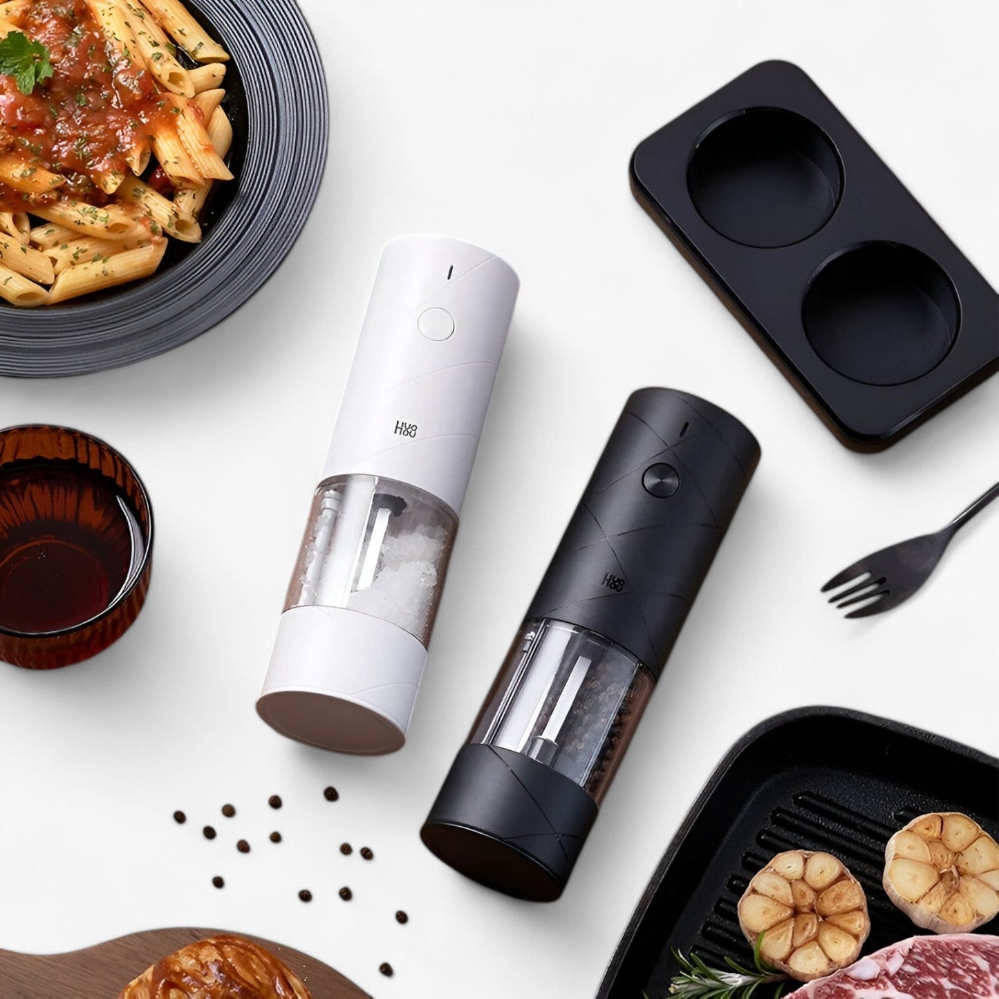Elektrisk peber- og saltmølle med LED-lys, justerbare hastigheder og elegant design, perfekt til præcision i køkkenet.