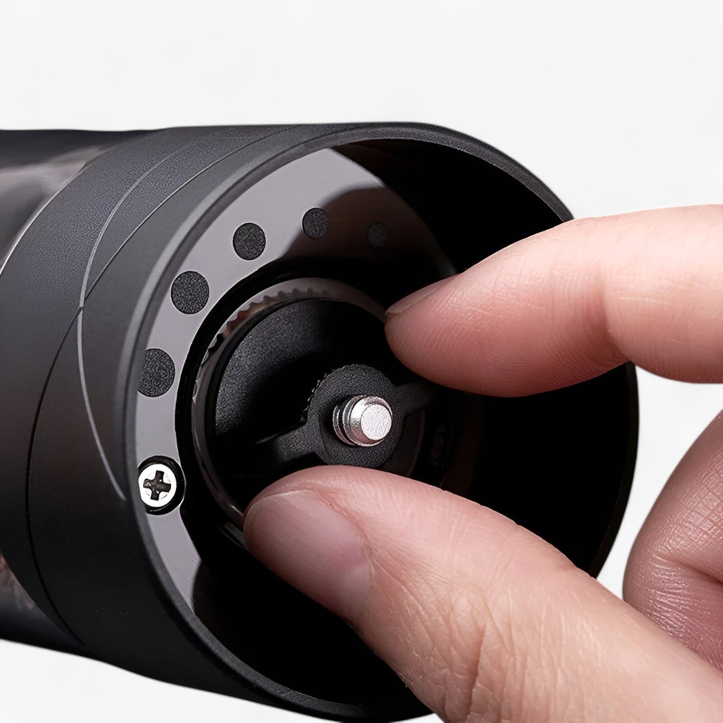 Elektrisk peber- og saltmølle med LED-lys, justerbare hastigheder og elegant design, perfekt til præcision i køkkenet.