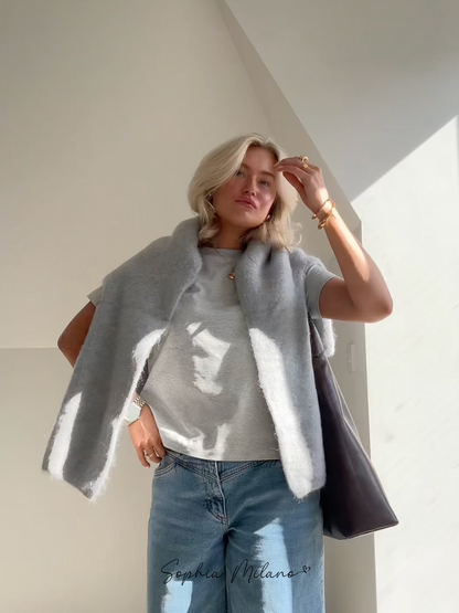 "Elena mohairstrik i cremehvid med rund hals, blød og varm, i en moderne oversized pasform perfekt til efteråret."