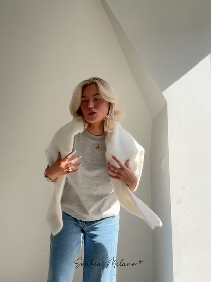 "Elena mohairstrik i cremehvid med rund hals, blød og varm, i en moderne oversized pasform perfekt til efteråret."