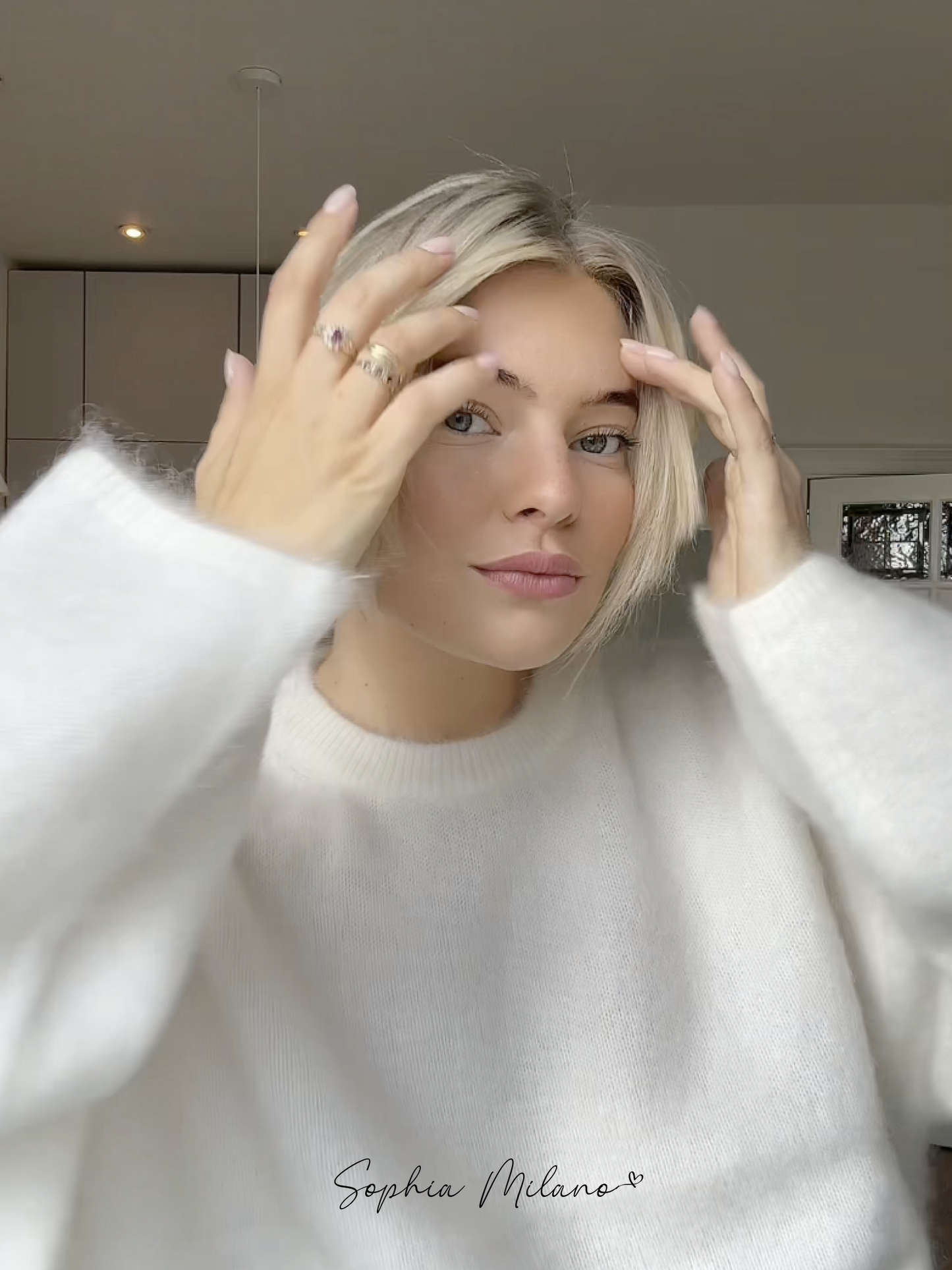 "Elena mohairstrik i cremehvid med rund hals, blød og varm, i en moderne oversized pasform perfekt til efteråret."