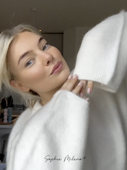 "Elena mohairstrik i cremehvid med rund hals, blød og varm, i en moderne oversized pasform perfekt til efteråret."