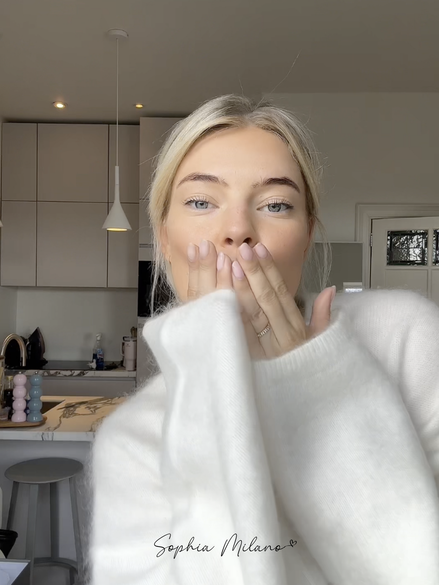 "Elena mohairstrik i cremehvid med rund hals, blød og varm, i en moderne oversized pasform perfekt til efteråret."