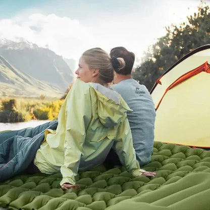 "Ergonomisk 2-personers luftmadras med pumpe, ideel til camping. Letvægtsdesign med indbyggede puder for optimal komfort."