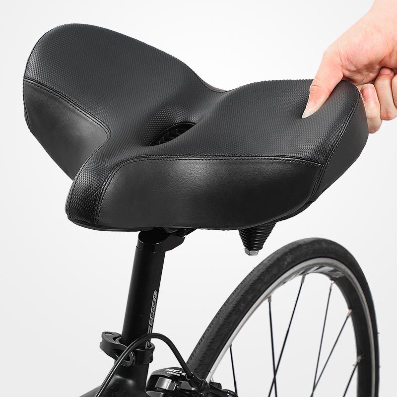 "Ergonomisk cykelsadel med ventilationskanal, stilfuldt design og ekstra komfort til lange cykelture."