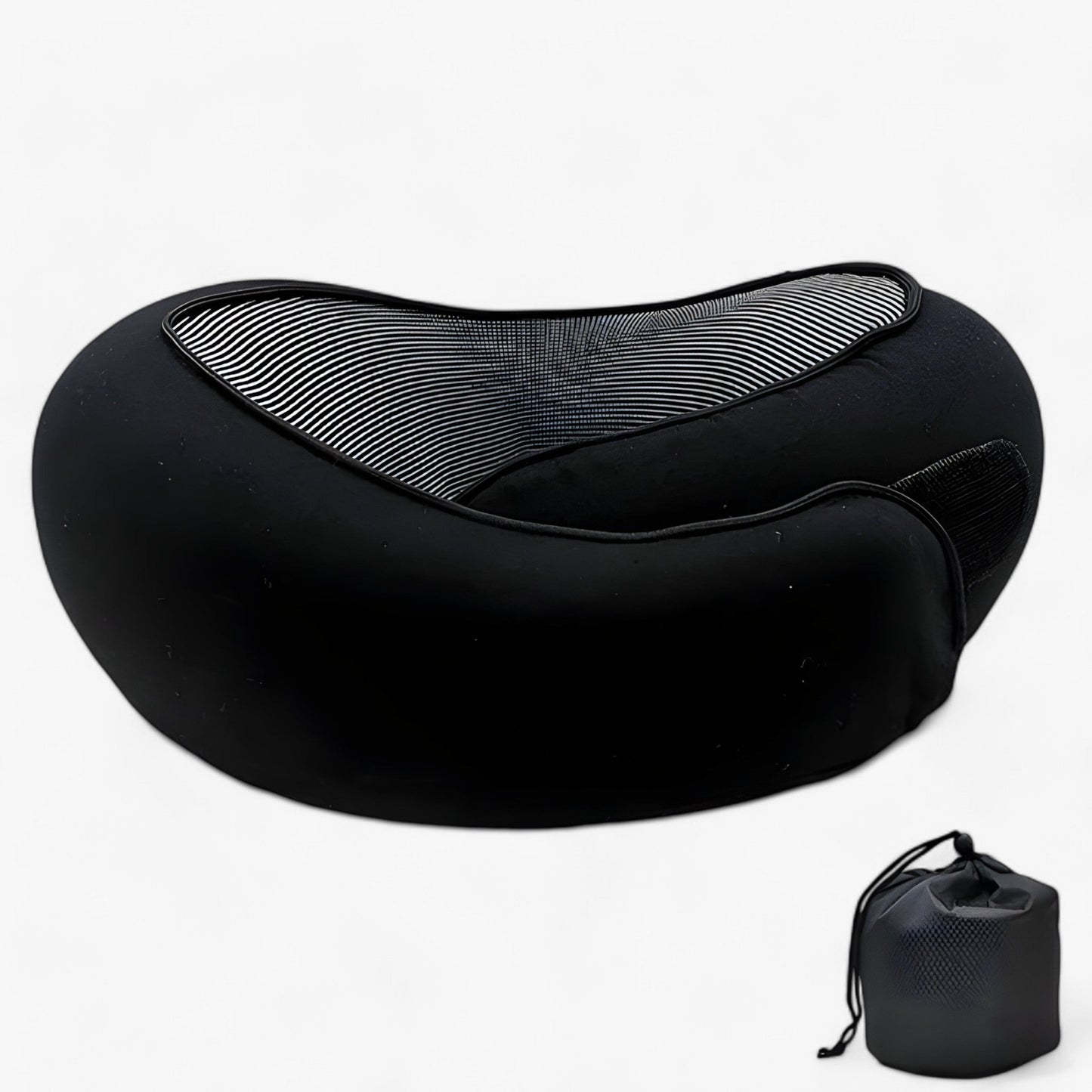 "Ergonomisk rejsepude i lysegrå memory foam for optimal nakkestøtte og komfort på rejser, med medfølgende opbevaringspose."