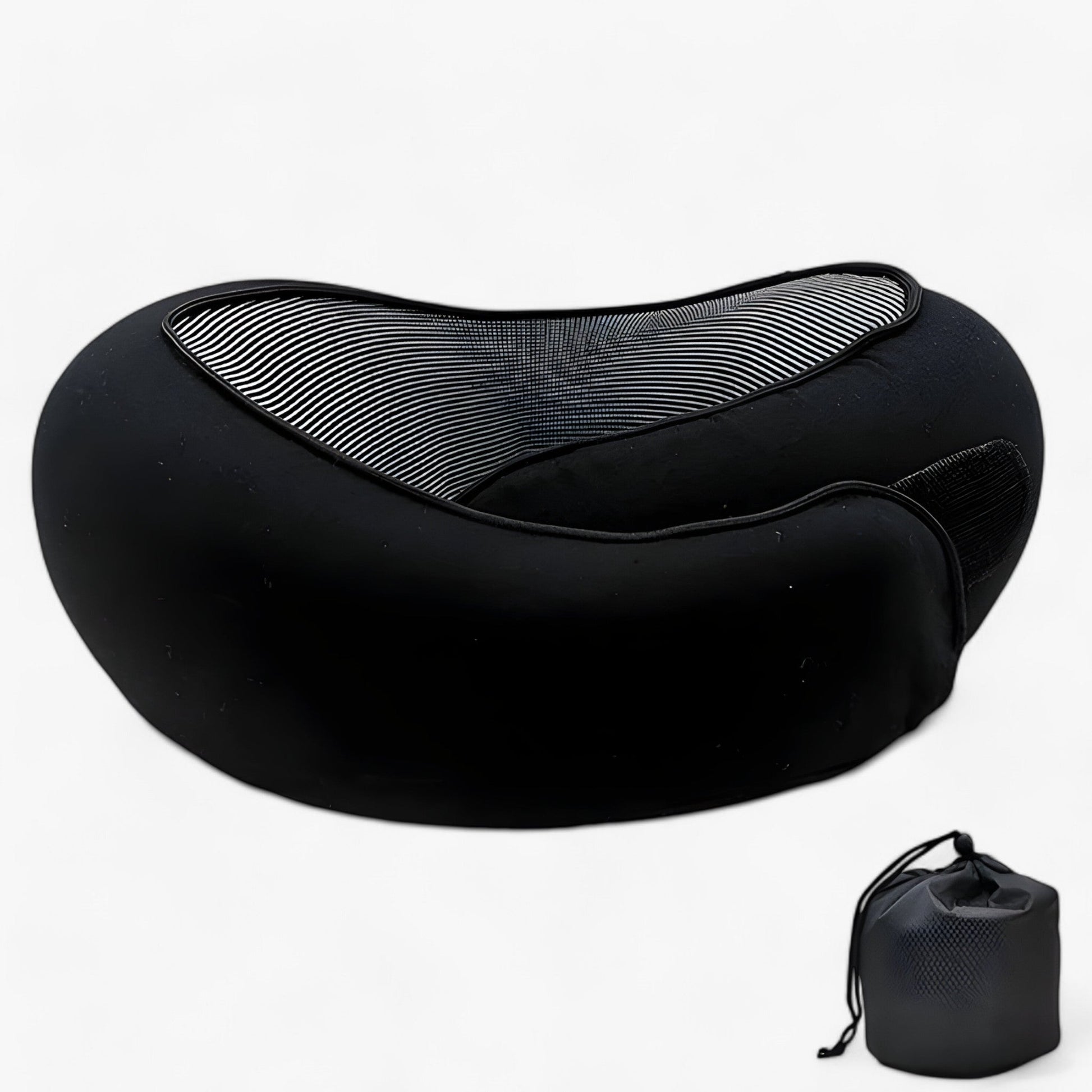 "Ergonomisk rejsepude i lysegrå memory foam for optimal nakkestøtte og komfort på rejser, med medfølgende opbevaringspose."