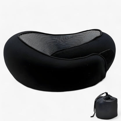 "Ergonomisk rejsepude i lysegrå memory foam for optimal nakkestøtte og komfort på rejser, med medfølgende opbevaringspose."