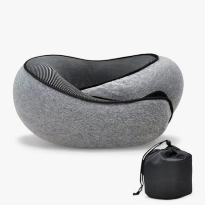 "Ergonomisk rejsepude i lysegrå memory foam for optimal nakkestøtte og komfort på rejser, med medfølgende opbevaringspose."