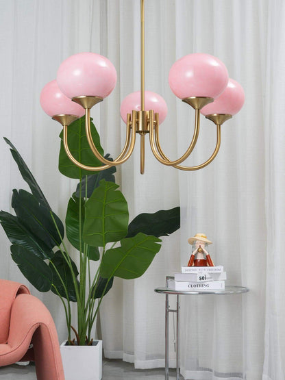 Elegant Lysekrone med Gyldne Detaljer & Lyserøde Glasskærme