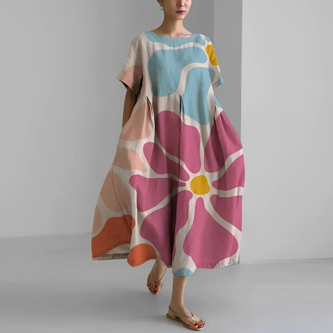 "Farverig blomsterkjole i pastelnuancer med flatterende silhuet, ideel til forårsbegivenheder og afslappet brug."