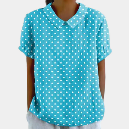 "Farverig damebluse med blomstermønster, rund krave og sommerstil. Perfekt til garderobeopgradering."