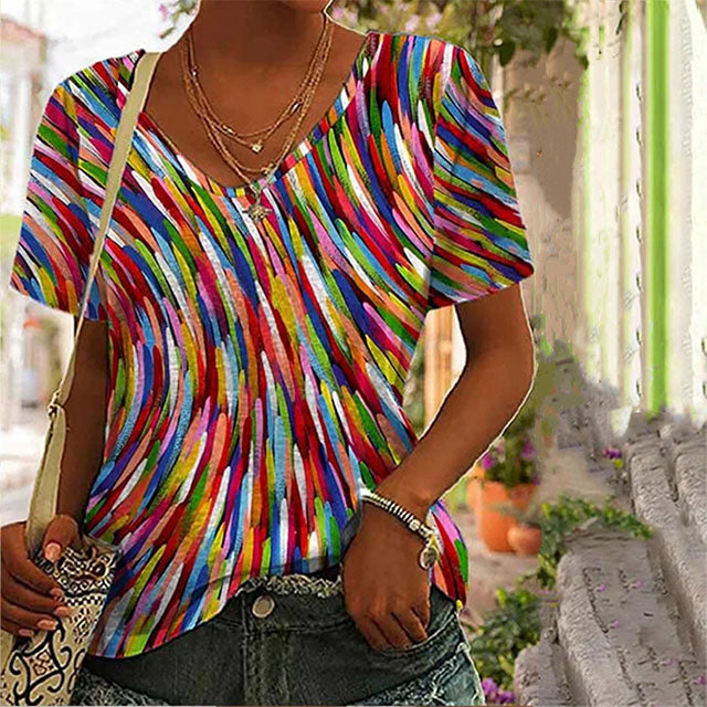 "Farverig T-shirt med V-hals og livligt print, kort ærmer, blød bomuld-polyester, perfekt til hverdagsbrug."