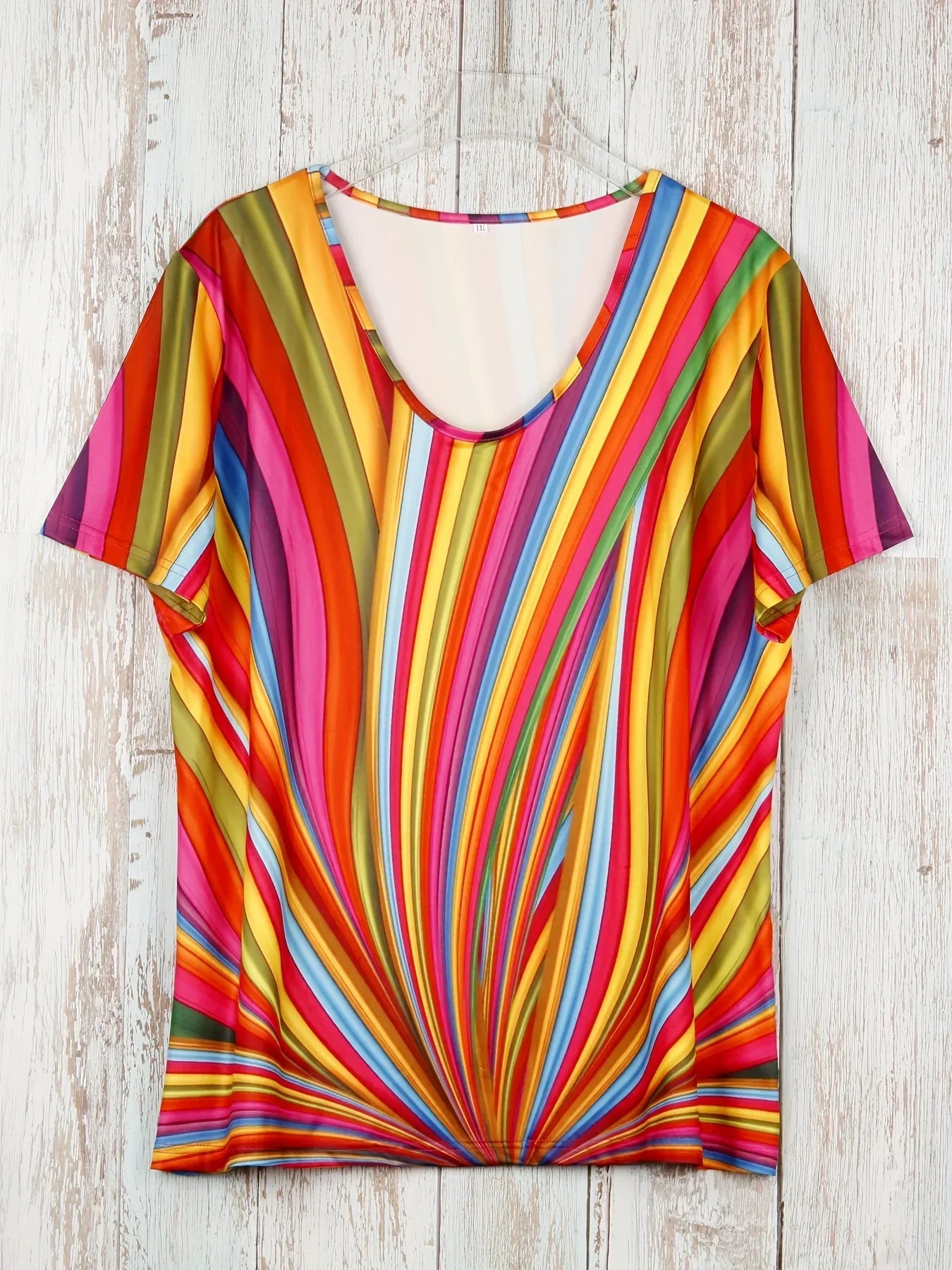 "Farverig T-shirt med V-hals og livligt print, kort ærmer, blød bomuld-polyester, perfekt til hverdagsbrug."