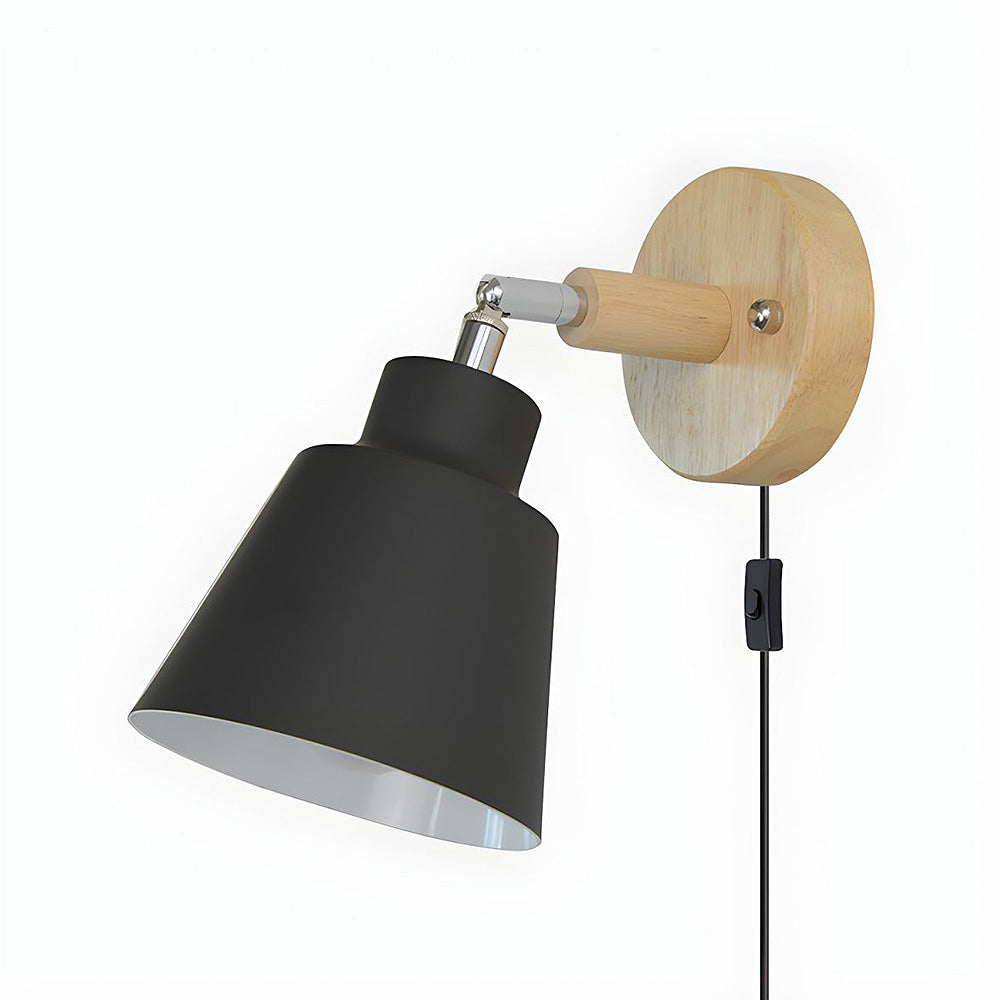 "Farverig væglampe i træ og jern, 10cm, med livlige nuancer og moderne design, perfekt til indbydende hjemmets belysning."