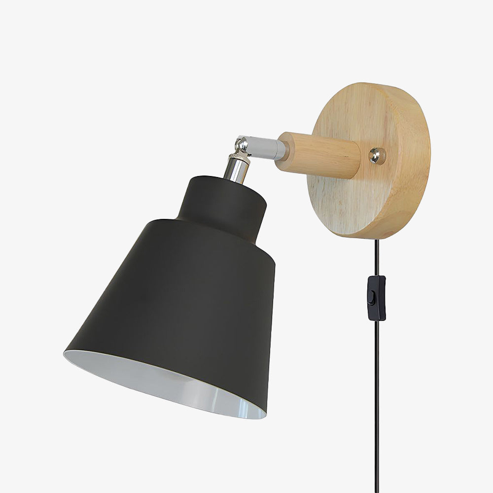 "Farverig væglampe i træ og jern, 10cm, med livlige nuancer og moderne design, perfekt til indbydende hjemmets belysning."