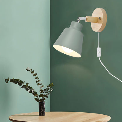 "Farverig væglampe i træ og jern, 10cm, med livlige nuancer og moderne design, perfekt til indbydende hjemmets belysning."