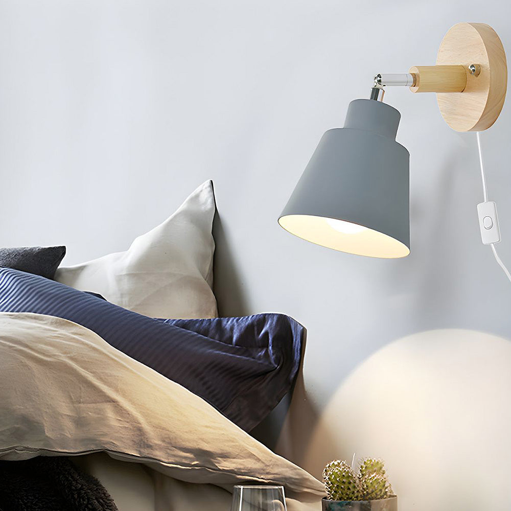 "Farverig væglampe i træ og jern, 10cm, med livlige nuancer og moderne design, perfekt til indbydende hjemmets belysning."