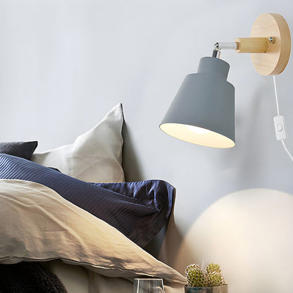 "Farverig væglampe i træ og jern, 10cm, med livlige nuancer og moderne design, perfekt til indbydende hjemmets belysning."