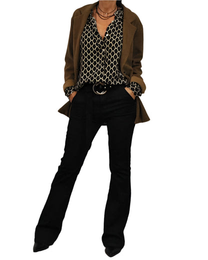 "Feminin bluse med charmerende pufærmer og knapper, elegant V-udskæring, geometrisk mønster og i åndbart stof."