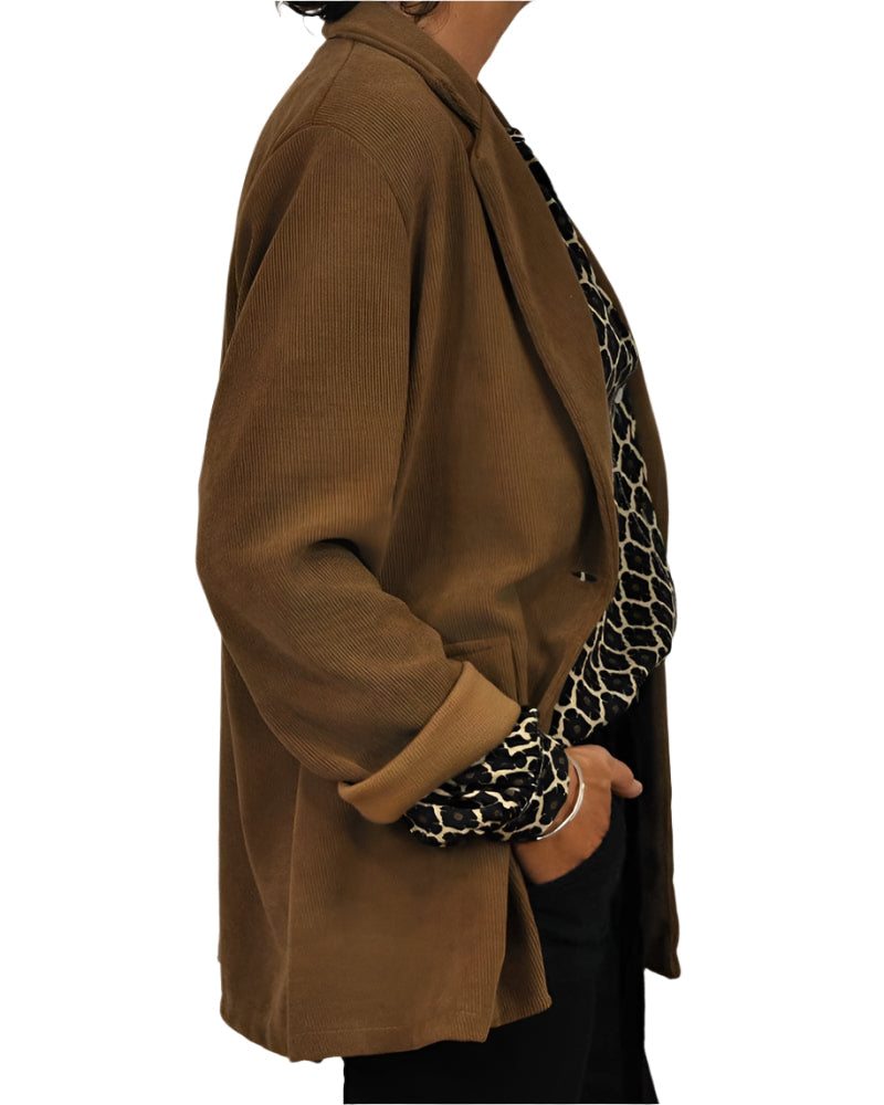 "Feminin bluse med charmerende pufærmer og knapper, elegant V-udskæring, geometrisk mønster og i åndbart stof."