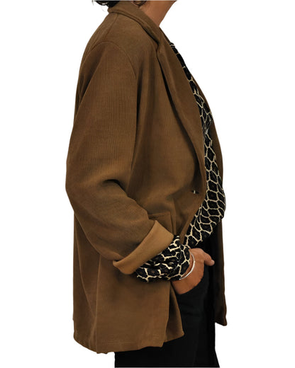 "Feminin bluse med charmerende pufærmer og knapper, elegant V-udskæring, geometrisk mønster og i åndbart stof."