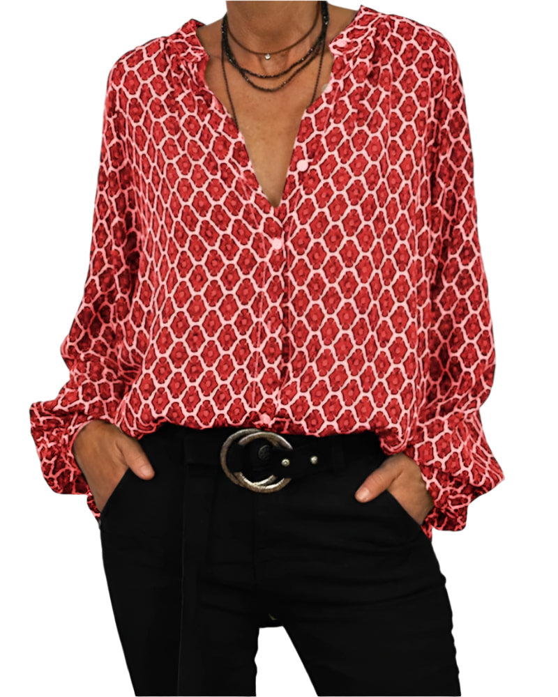 "Feminin bluse med charmerende pufærmer og knapper, elegant V-udskæring, geometrisk mønster og i åndbart stof."