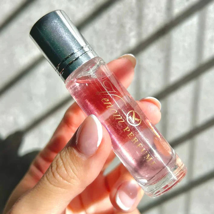 "Feromonforstærket parfume med roll-on; elegant design, diskret emballage, forbedrer naturlig duft og tiltrækningskraft."