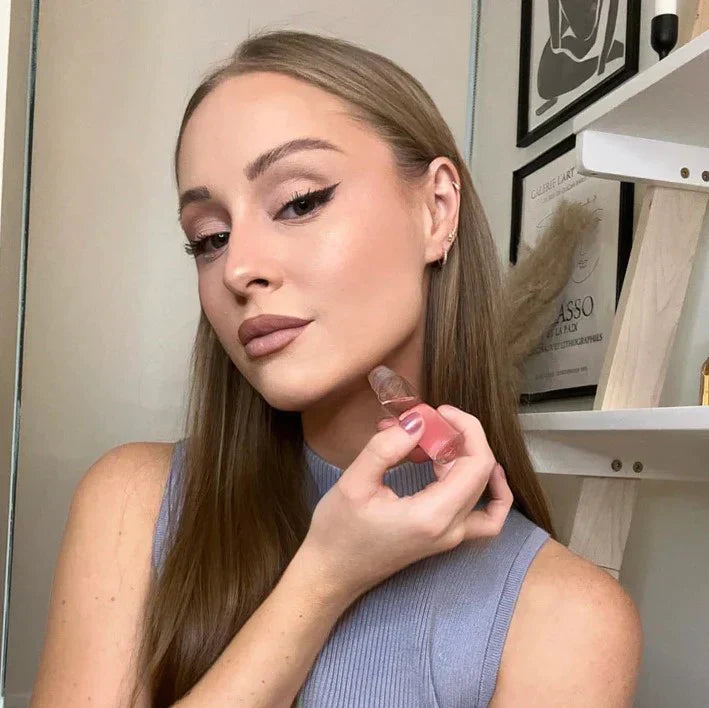 "Feromonforstærket parfume med roll-on; elegant design, diskret emballage, forbedrer naturlig duft og tiltrækningskraft."