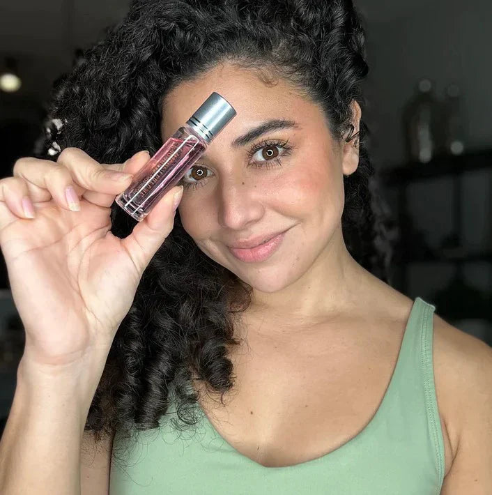 "Feromonforstærket parfume med roll-on; elegant design, diskret emballage, forbedrer naturlig duft og tiltrækningskraft."