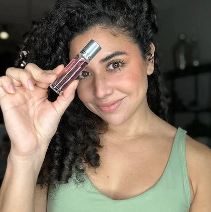 "Feromonforstærket parfume med roll-on; elegant design, diskret emballage, forbedrer naturlig duft og tiltrækningskraft."