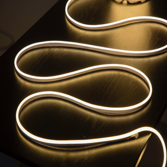 "Fleksibel varm hvid neon flex IP67, vandtæt, LED belysning, perfekt til indendørs og udendørs atmosfære."