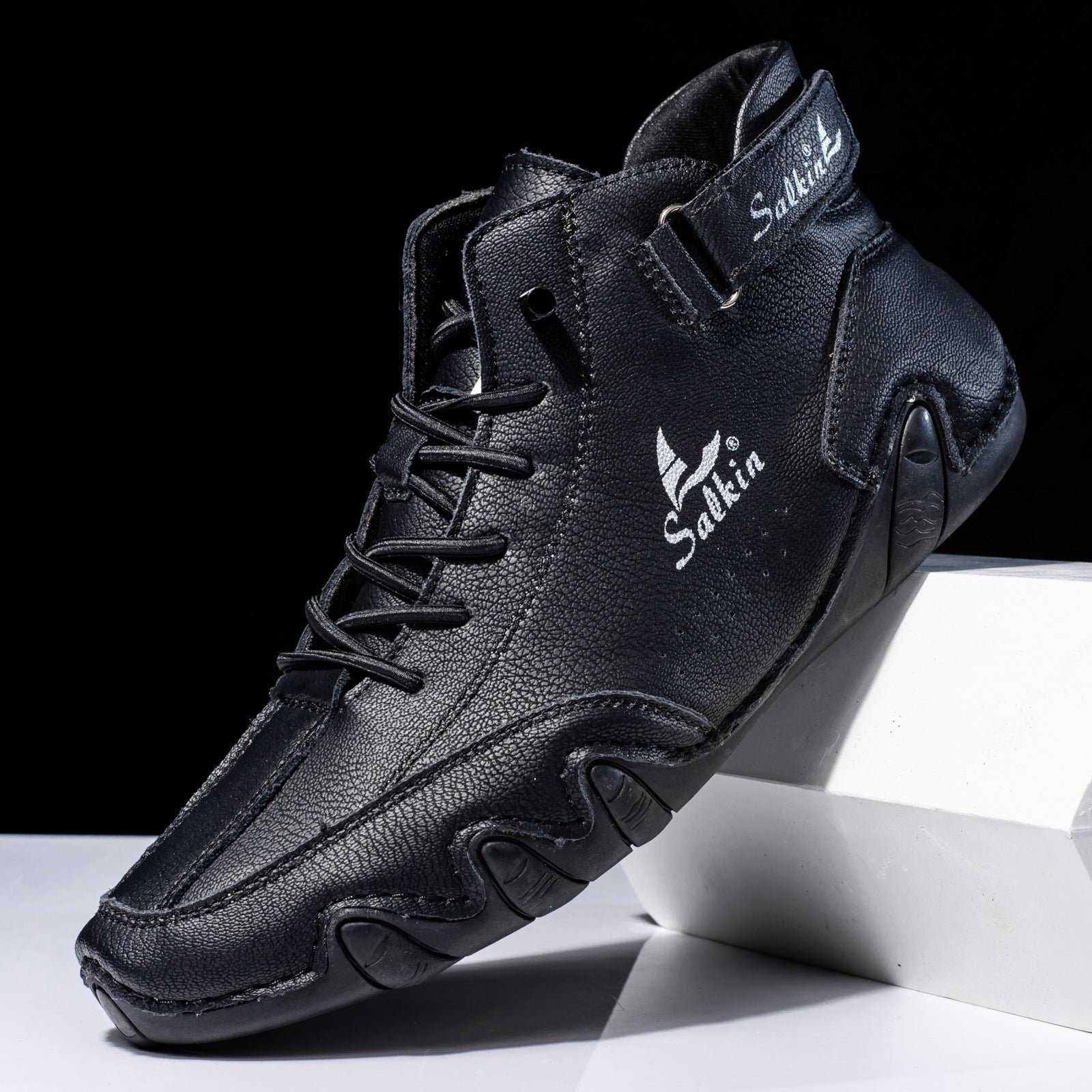 "Fleksible og letvægtige barfodssko til kvinder, grå og mørkeblå, designet til naturlig bevægelse ved udendørs aktiviteter."