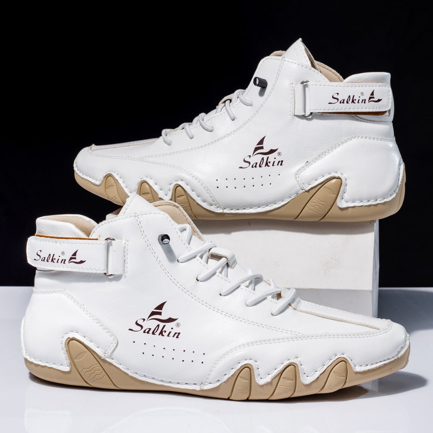 "Fleksible og letvægtige barfodssko til kvinder, grå og mørkeblå, designet til naturlig bevægelse ved udendørs aktiviteter."