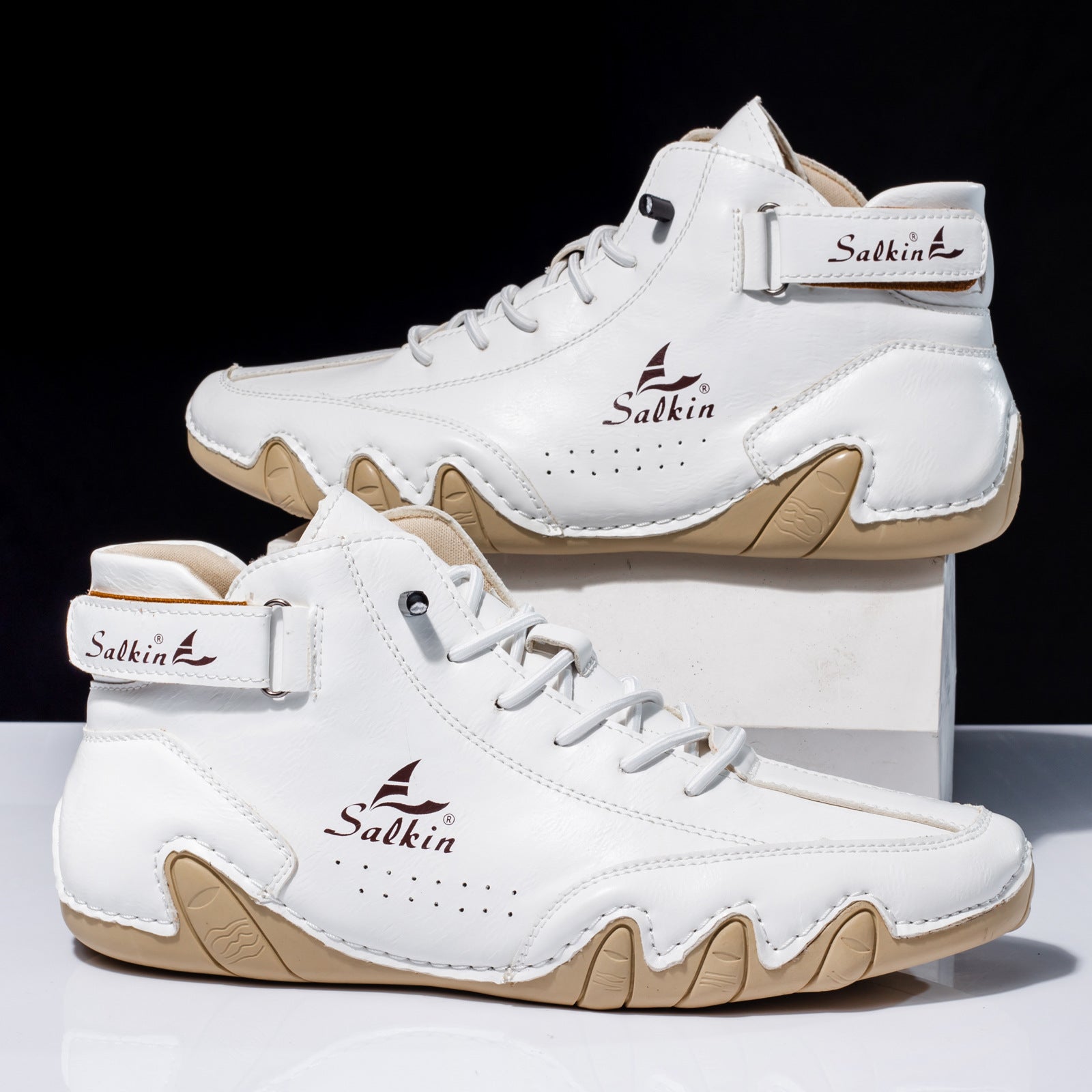 "Fleksible og letvægtige barfodssko til kvinder, grå og mørkeblå, designet til naturlig bevægelse ved udendørs aktiviteter."