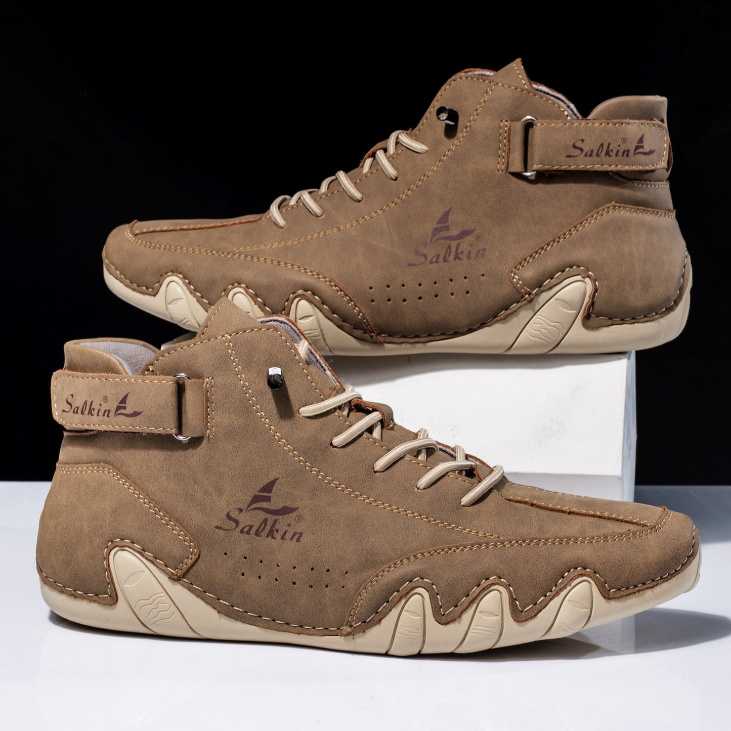 "Fleksible og letvægtige barfodssko til kvinder, grå og mørkeblå, designet til naturlig bevægelse ved udendørs aktiviteter."