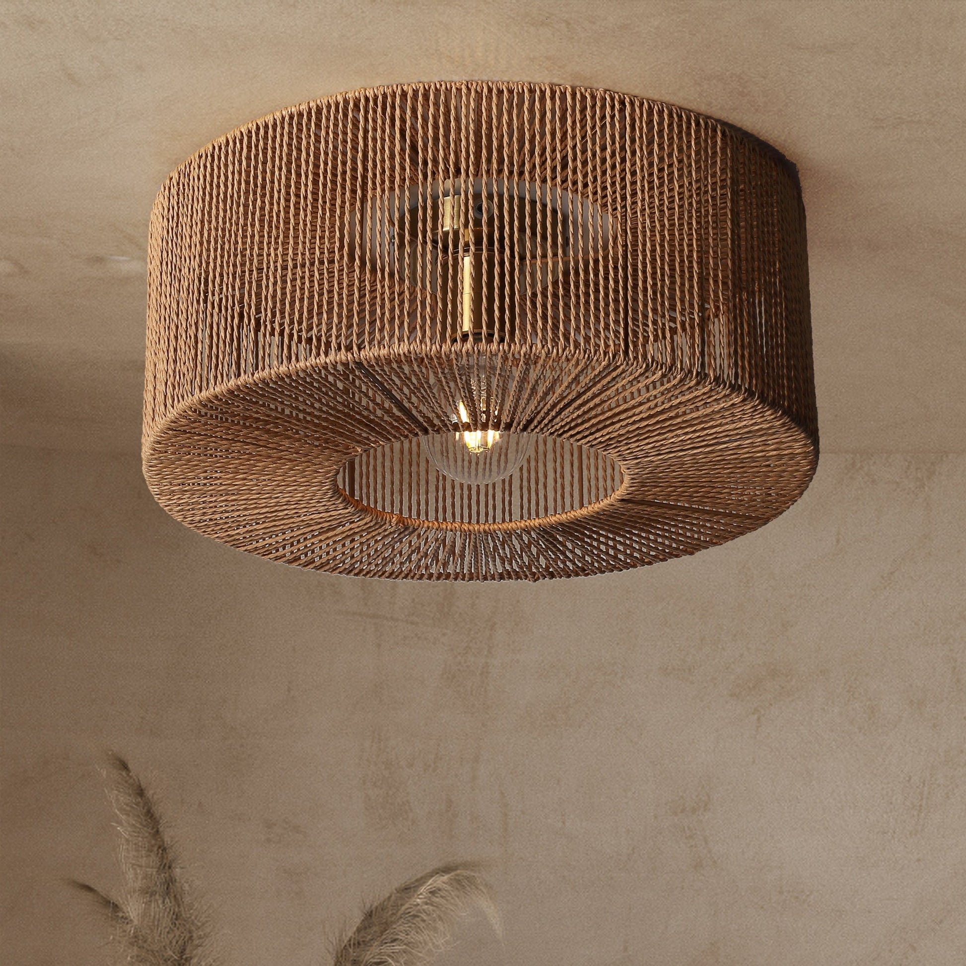 Flettet loftlampe Ø46 med naturlig papirrebs tekstur, elegant og rustik til hyggelig belysning. Passer til moderne indretning