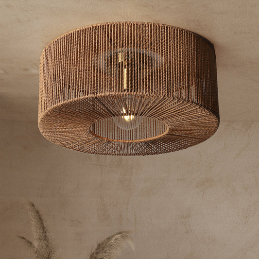 Flettet loftlampe Ø46 med naturlig papirrebs tekstur, elegant og rustik til hyggelig belysning. Passer til moderne indretning