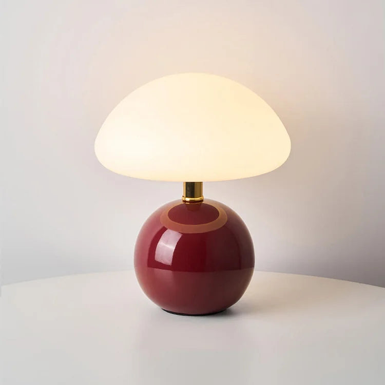 "Flødefarvet svampeinspireret bordlampe med Bauhaus-æstetik, cremefarvet skærm og elegant keramisk base."