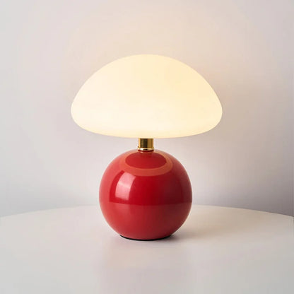 "Flødefarvet svampeinspireret bordlampe med Bauhaus-æstetik, cremefarvet skærm og elegant keramisk base."