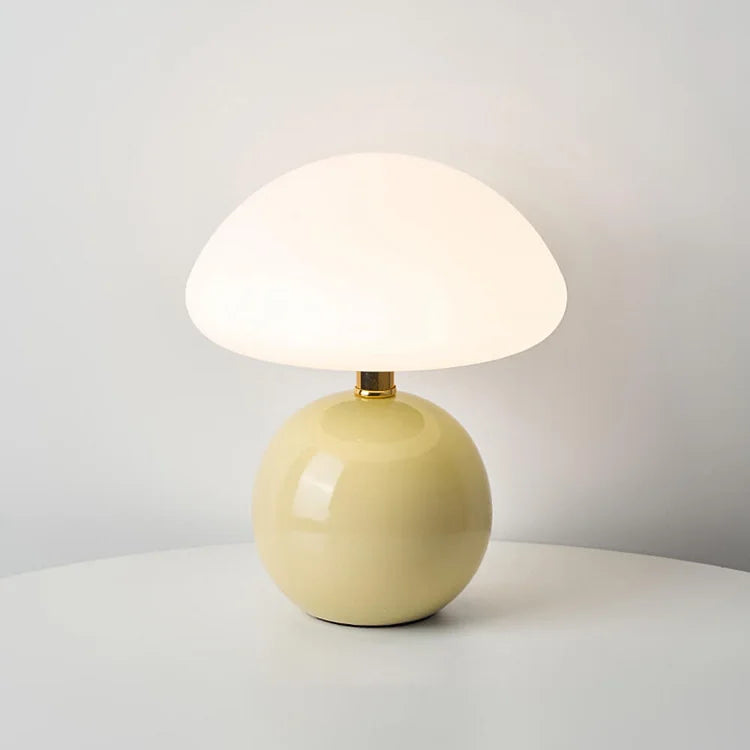 "Flødefarvet svampeinspireret bordlampe med Bauhaus-æstetik, cremefarvet skærm og elegant keramisk base."